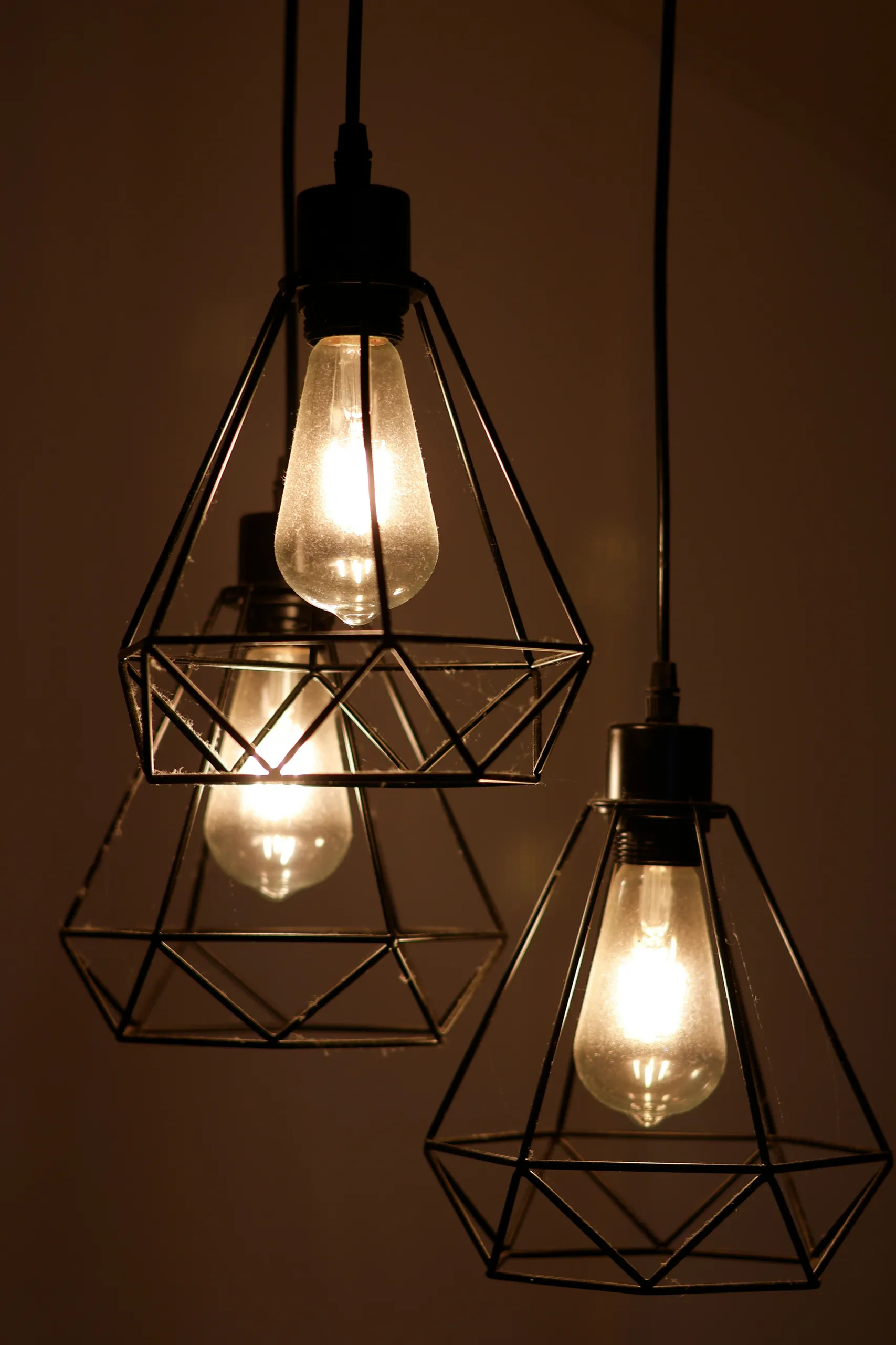 Loftowe lampy klatkowe z żarówkami Edisona w ciepłym świetle